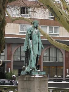 Церковь Св. Петра Молодого в Страсбурге, памятник Шарлю Адольфу Вюрцу