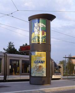 Современное искусство на улицах Страсбурга, трамвайные тумбы с рисунками Алена Сеша
