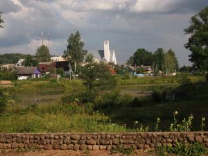 Вид из парка на костел, Логойск, Беларусь (Белоруссия)