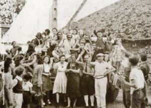 Народ приветствует освободителей Вернона, 1944 год