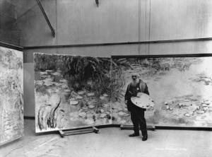 Клод Моне в своей третьей мастерской в Живерни, Франция