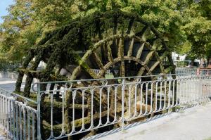 Водяное колесо Roue Milhe, Иль-сюр-ла-Сорг, Прованс, Франция