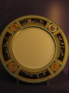 Музей Мейсенской фарфоровой мануфактуры. Тарелка с помпейскими мотивами (1870-75)