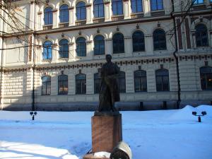 Памятник Альберту Эдельфельту у музея Атенеум в Хельсинки