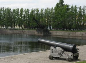 Пушка на берегу Итальянского пруда, Кронштадт, Россия