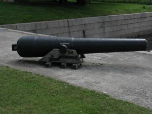 Пушка на берегу Итальянского пруда, Кронштадт, Россия