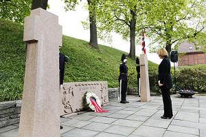 Министр обороны Норвегии у памятника в крепости Акерсхус в Осло