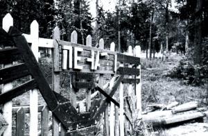 Сломанные ворота в усадьбу Репина в 1944 году