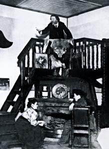 Репин на «штрафной» трибуне в столовой (1909)