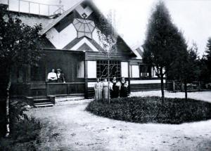 Крыльцо и фронтон с узором на южном фасаде доме Репина (фото 1904 года)