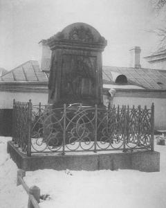 Памятник «Врагам Бирона» у Сампсониевского собора, фото начала XX века