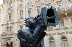 Скульптура  «Режиссер»  («Агитатор») на улице Правды