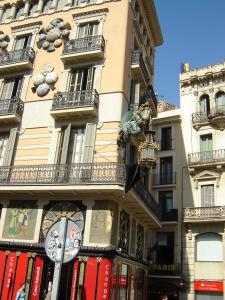 Дом с зонтиками на бульваре Рамбла, Барселона, Испания