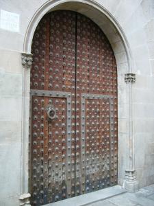 Дверь здания Мэрии Барселоны, Испания