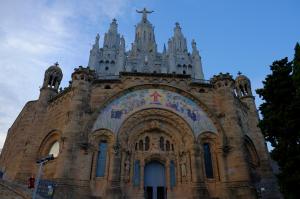 Храм Святого Сердца на вершине Тибидабо в Барселоне