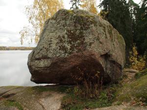 Падающий камень, парк Монрепо, Выборг, Россия