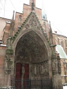 Церковь Св. Петра Молодого в Страсбурге, главный портал