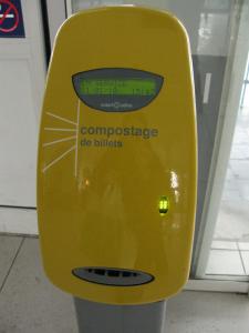 Автомат для валидации билетов на вокзале во Франции