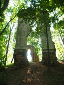 Руины дворца Тышкевичей, Логойск, Беларусь (Белоруссия)