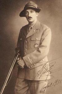 Царь Борис III в униформе председателя охотничьего объединения, с охотничьим ружьем, 1933