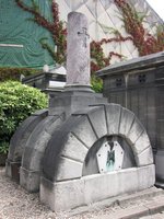 Кладбище на Монмартре в Париже, могила Монферрана