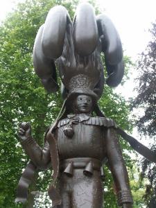 Памятник Жилю, участнику карнавала в Бенше, Бельгия