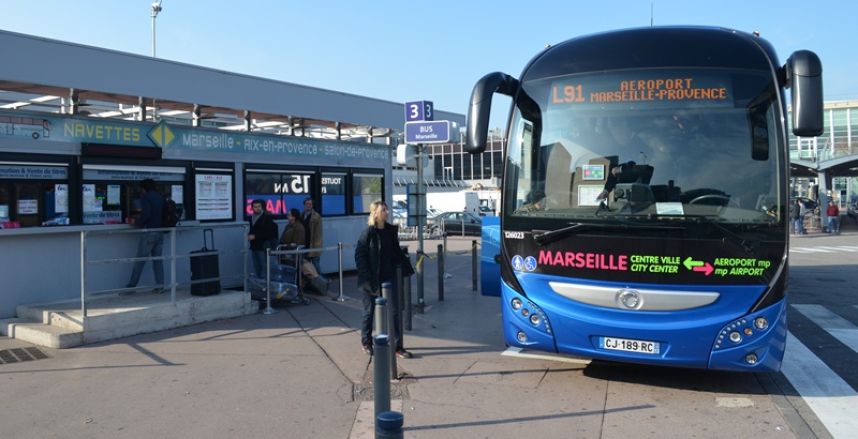 Международный автовокзал автобус. Автобус "аэропорт". Автобусная остановка в аэропорту Барселоны.