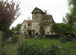 Отель Le Moulin des Chennevieres в Живерни, Франция