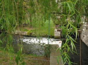 У отеля Le Moulin des Chennevieres в Живерни, Франция