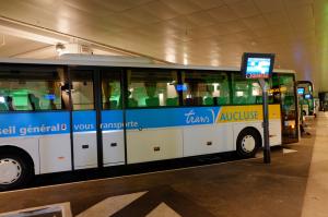 Автобус в Иль-сюр-ла-Сорг на автовокзале Авиньона, Прованс, Франция