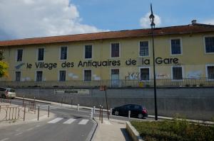 Деревня антикваров Village des Antiquaires de la Gare, Иль-сюр-ла-Сорг, Прованс, Франция