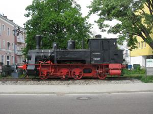 Старинный локомотив перед вокзалом в Ингольштадте, Бавария