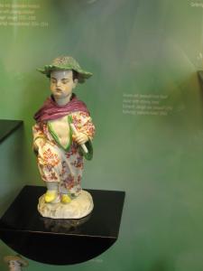 Музей Мейсенской фарфоровой мануфактуры. Фигурка китайца