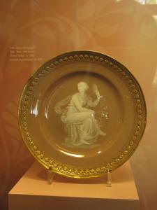 Музей Мейсенской фарфоровой мануфактуры. Блюдо «Венера с зеркалом» (ок. 1880)
