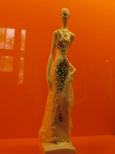 Музей Мейсенской фарфоровой мануфактуры. «Платье» (Даниэльчик, 1998)