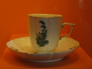 Музей Мейсенской фарфоровой мануфактуры. Чашка с блюдцем (Иоганн Фридрих Эберлейн, 1741-45)
