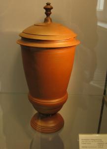 Музей Мейсенской фарфоровой мануфактуры. Кубок с крышкой (1710-15)