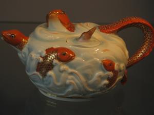 Музей Мейсенской фарфоровой мануфактуры. Чайник с рыбками в волнах