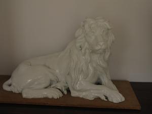 Музей Мейсенской фарфоровой мануфактуры. Скульптура льва (Кирхнер)