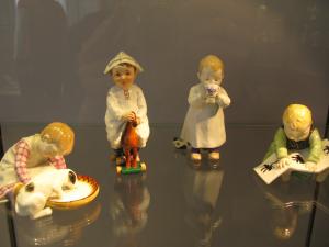 Музей Мейсенской фарфоровой мануфактуры. Фигурки детей (Конрад Хенчель, 1904-1907)