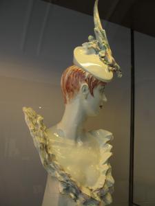 Музей Мейсенской фарфоровой мануфактуры. «Модель в шляпе с попугаем» (Йорг Даниэльчик, 2003)