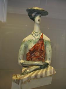 Музей Мейсенской фарфоровой мануфактуры. «Дама в шляпе» (Сабина Вакс и Сильвия Клёде, 1992)