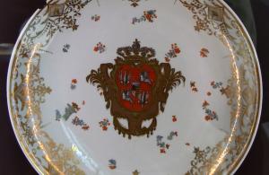 Музей Мейсенской фарфоровой мануфактуры. Тарелка с гербом саксонского курфюрста (ок. 1734 года)