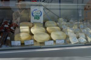 Овечий сыр на рынке на острове Фёр, Северо-Фризские острова, Германия
