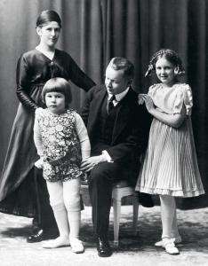 Элиэль и Лоя Сааринен с детьми (Пипсан и Ээро)