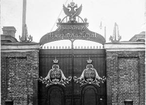 Исторические ворота Адмиралтейства на Якорной площади, Кронштадт, Россия