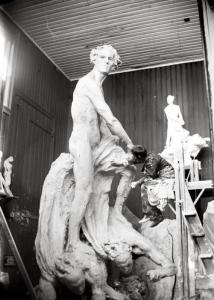 Вигеланн работает над памятником Абелю (1905)