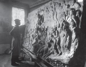 Густав Вигеланн в своей студии перед барельефом «Ад», 1894 год