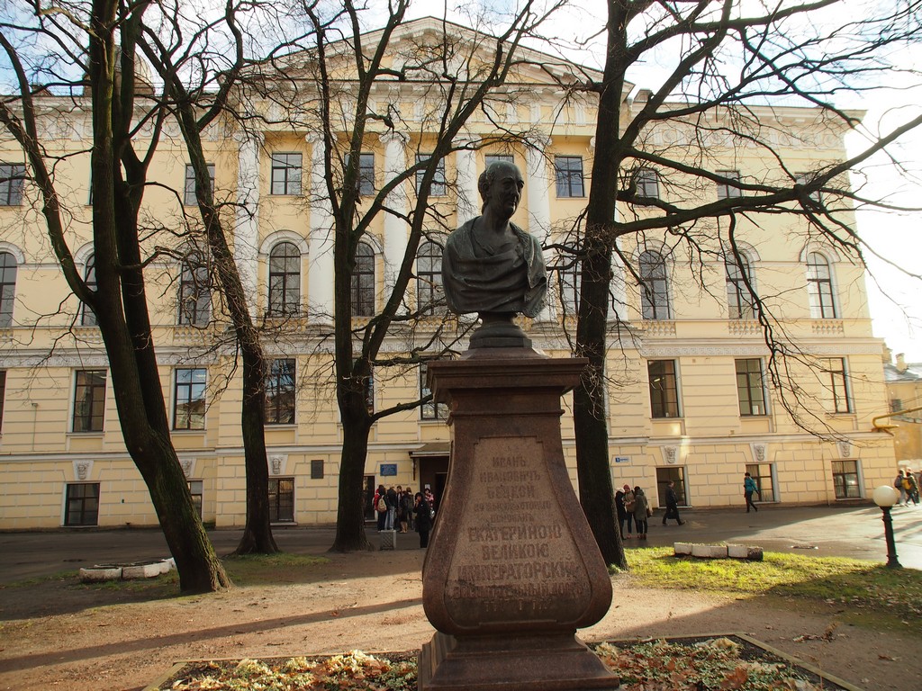 Памятник И.И. Бецкому, Санкт-Петербург