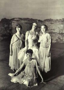 Анна Павлова в группе балерин. Санкт-Петербург. 1907.